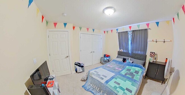 Foto del edificio - 3D Tour Available - Gorgeous West Side Town Home with 2 Car Garage + Vaulted ceilings! Available ...