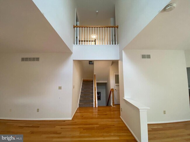 Foto del edificio - 623 Pepperbush Ct