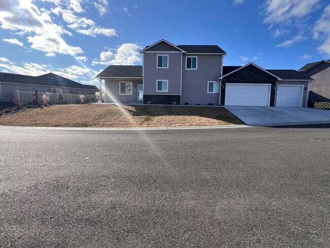 Foto del edificio - Selah newer 3 bedroom plus bonus room, 3 c...