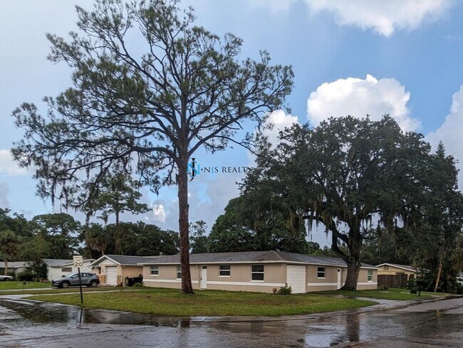 Foto del edificio - Recently updated 2/1 832sq ft home with re...