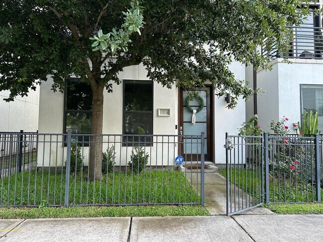 Foto del edificio - 1702 Alamo St