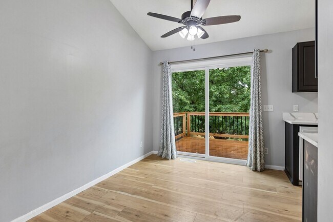 Foto del edificio - 3 Bedroom home with massive deck!