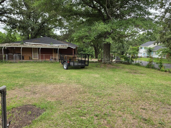 Building Photo - 807 Woodlawn Ave