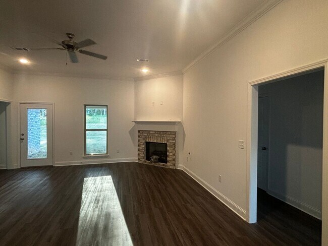 Foto del edificio - ****JUST REDUCED!!PLUS 1ST MONTHS RENT IS ...