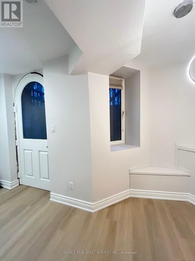 Building Photo - 2 Bellwoods Park