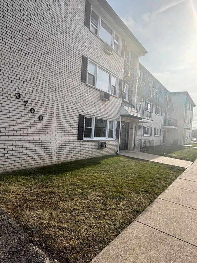 Foto del edificio - 3710 W 119th St