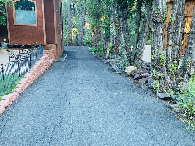 Foto del edificio - 1660 W University Heights Dr N