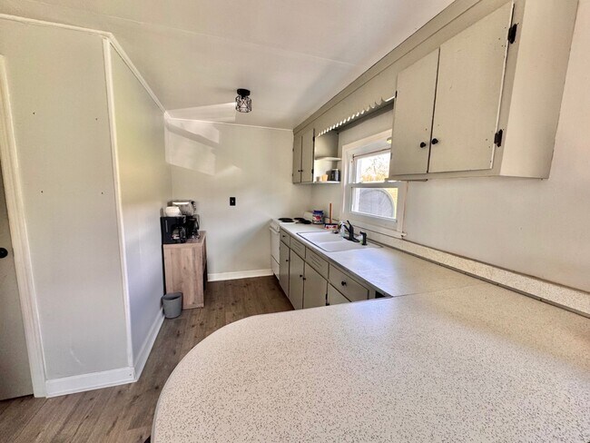 Foto del edificio - 2073 Castleton Rd