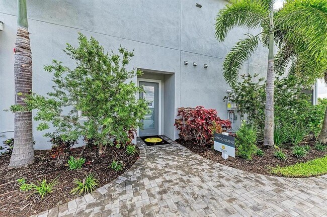 Building Photo - 10016 Rembrandt Wy