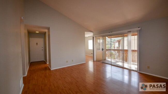 Building Photo - 2nd Floor 3 bed/2 bath Condo!