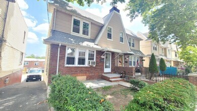 Building Photo - 2540 Woodhull Ave