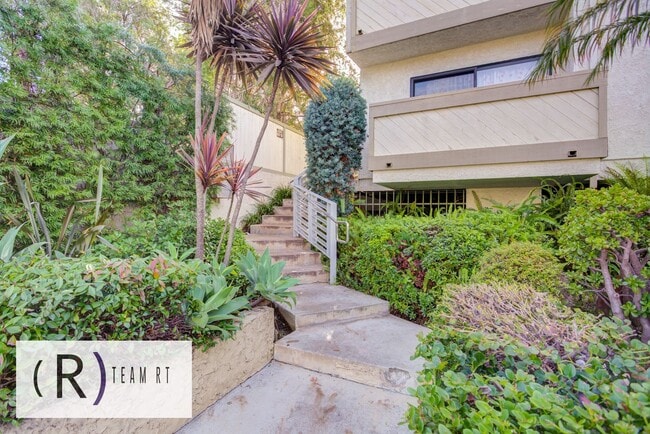 Building Photo - Gorgeous townhouse in a quiet 6-unit gated complex