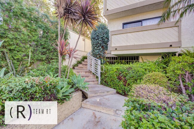 Foto del edificio - Gorgeous townhouse in a quiet 6-unit gated complex