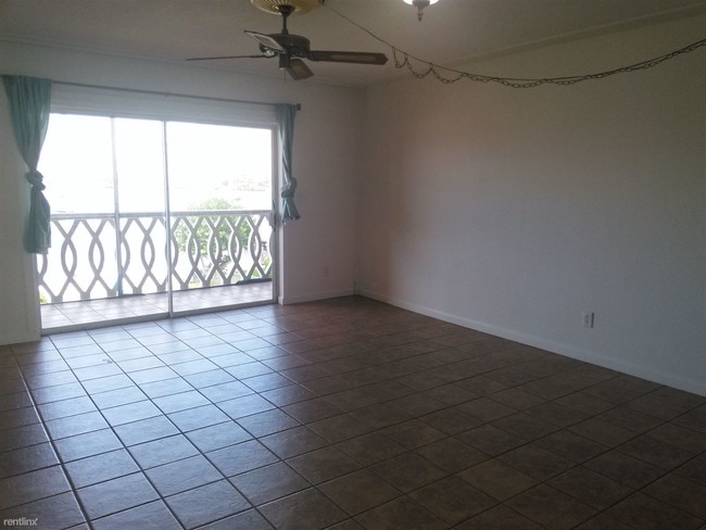 Building Photo - 450 Golden Isles Dr