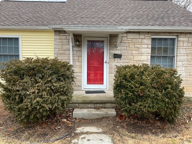 Building Photo - 2-Bedroom, 1-Bathroom Home on Bloomington'...