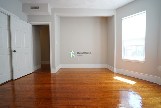 Building Photo - 107 Sydney St