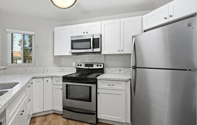 Foto del edificio - Remodeled Upper-Level 1BR Condo with Balcony & Garage Parking in Verano Community