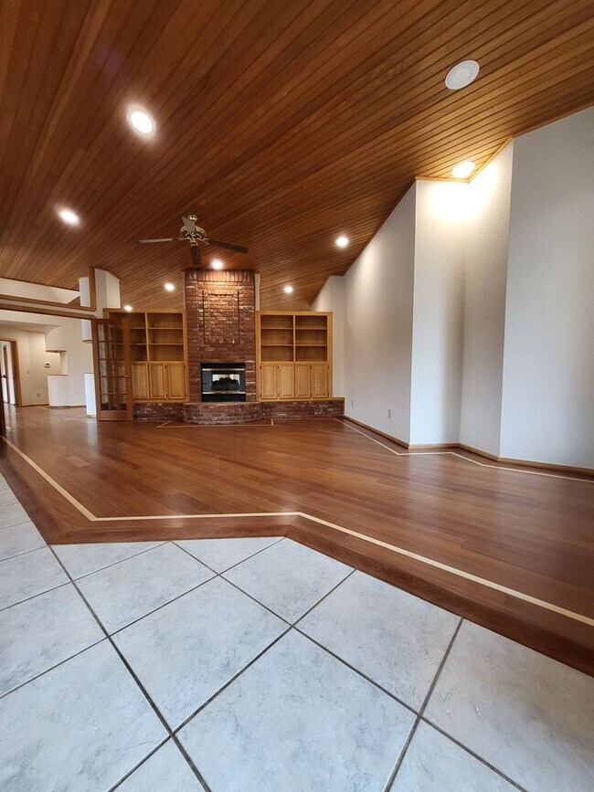Foto del edificio - 604 Shadow Grove Ct