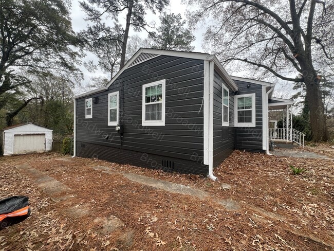 Building Photo - 1860 Broadwell St SW