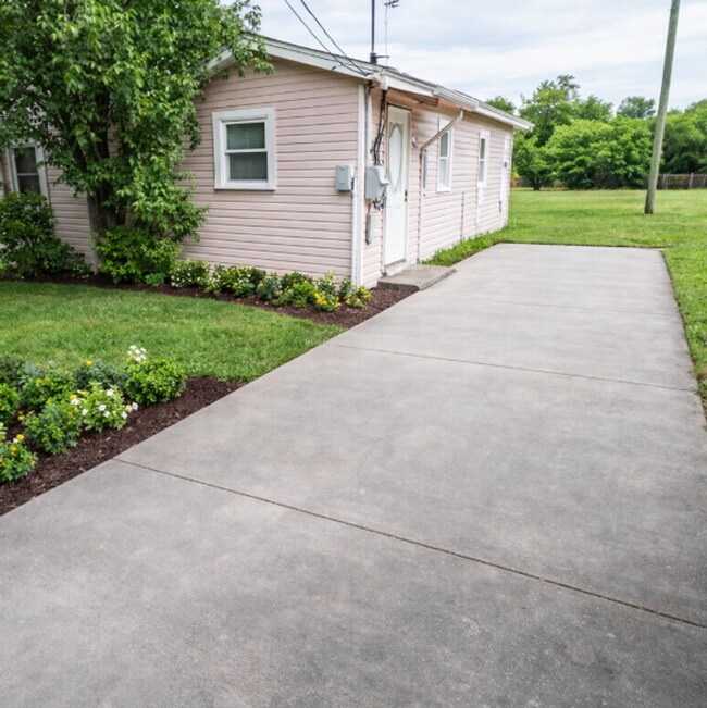 Building Photo - Spacious Cozy Home in Eastlawn