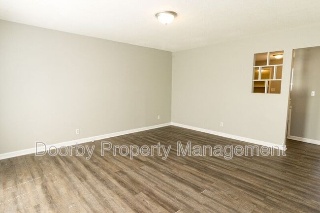 Foto del edificio - 901 Forest Dale Ln