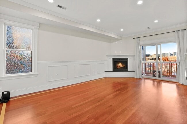 Building Photo - 473 E 3rd St