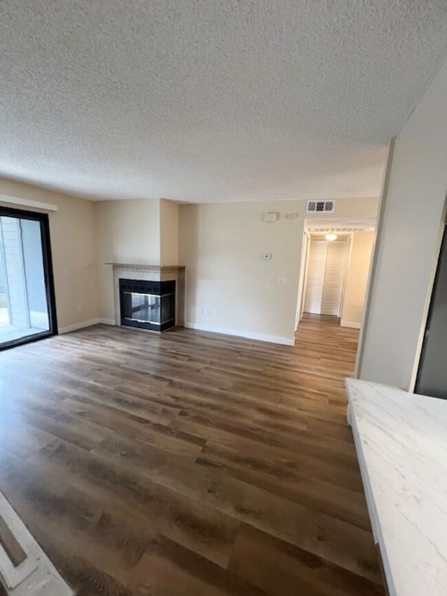 Foto del edificio - Gorgeous fully remodeled condominium