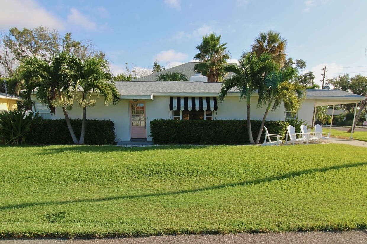 Foto principal - Steps to the Gulf! Spacious 3-Bed, 2 Bath ...