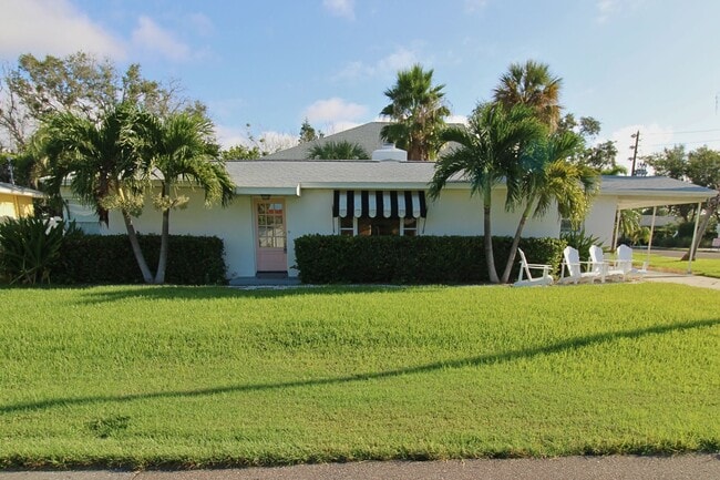 Steps to the Gulf! Spacious 3-Bed, 2 Bath ... - Steps to the Gulf! Spacious 3-Bed, 2 Bath ... House