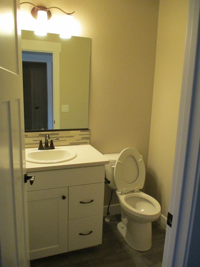 Foto del edificio - Beautiful 3 Bedroom, 2.5 Bath 2 Story Town...