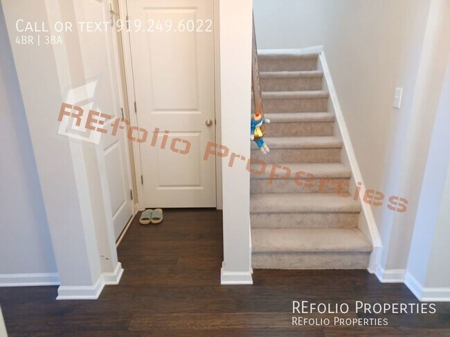Foto del edificio - Great Location! 4BR 1-Car Garage End Unit ...