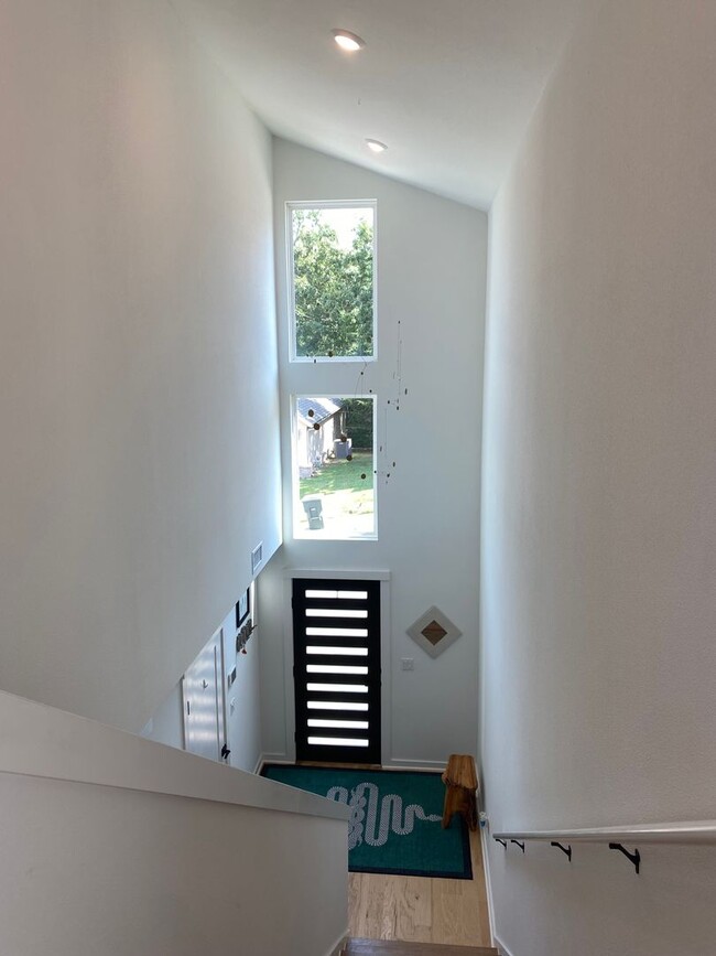 Building Photo - Enjoy Modern Living In Contemporary Three ...