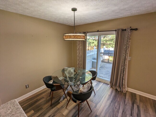 Foto del edificio - Luxurious 4 Bed, 2.5 Bath Home in Pin Oak Preserve, Avon