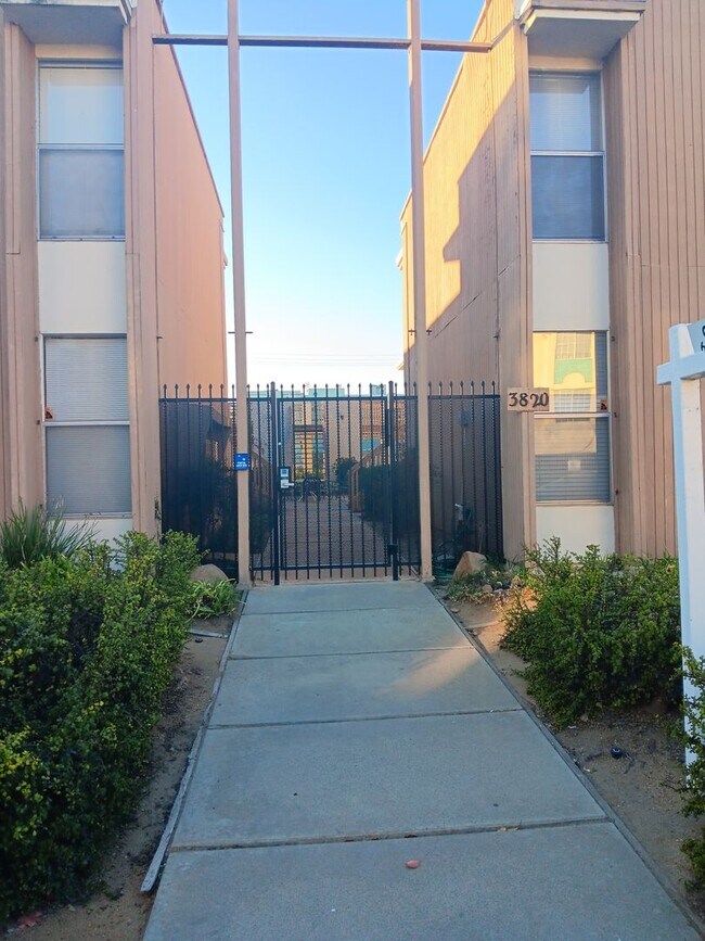 Foto del edificio - HILLCREST LOVELY ONE BEDROOM