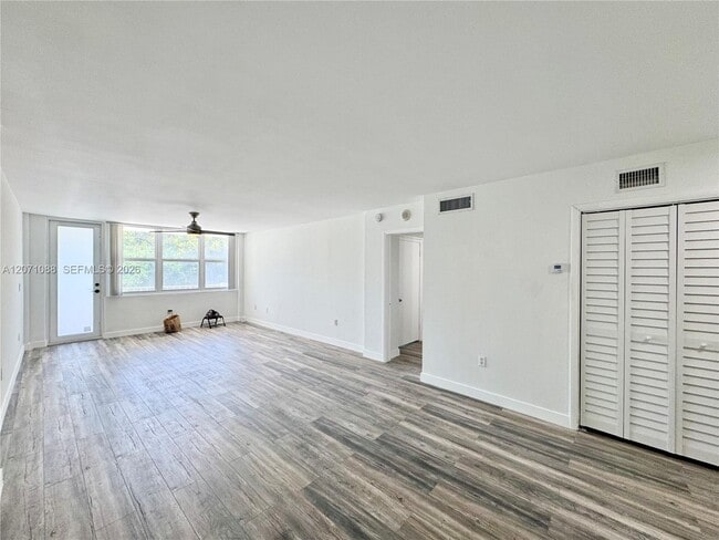 Building Photo - 245 18th St