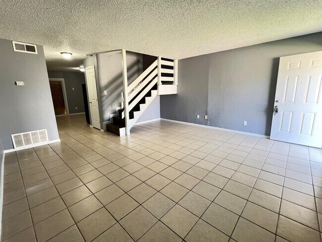 Building Photo - 607 Sinclair Dr