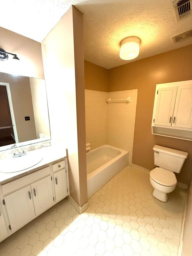 Foto del edificio - ** 2 bed 2 bath located off Vaughn road ** Call 334-366-9198 to schedule a self showing