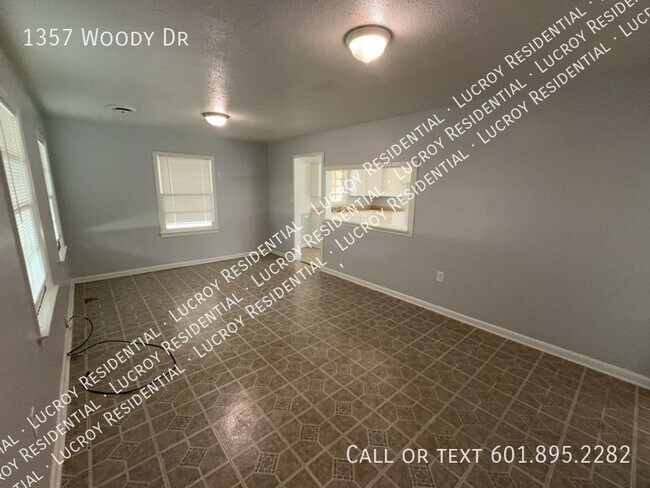 Building Photo - Lovely 3-bedroom, 2-bathroom home located ...