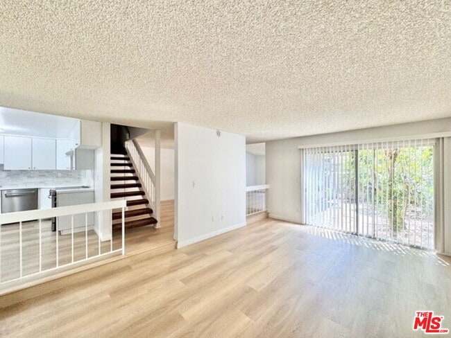 Foto del edificio - 10464 Larwin Ave