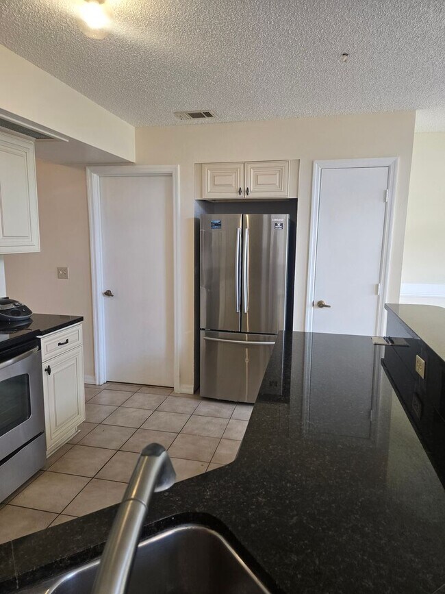 Foto del edificio - Beautiful 4 Bed / 2 Bath Single-Family Home with Fenced Yard & Screened Patio