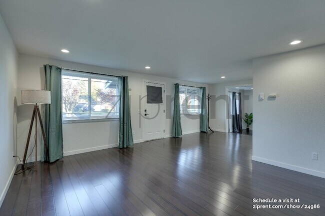 Foto del edificio - 732 Natalie Pl