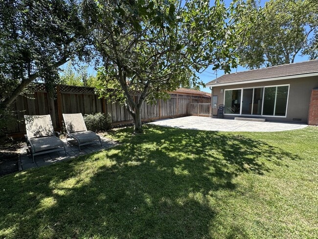 Building Photo - 467 Luther Dr