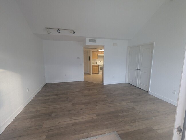 Foto del edificio - Two-Bedroom Condo - Newly Remodeled