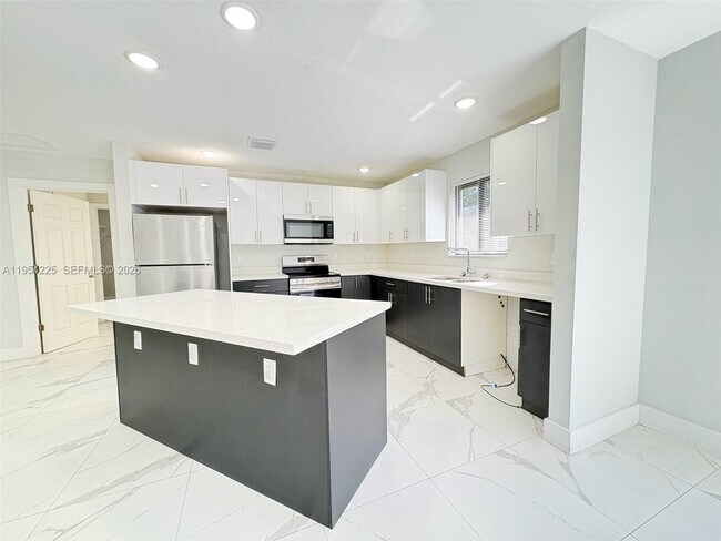 Foto del edificio - 2518 NW 9th Pl