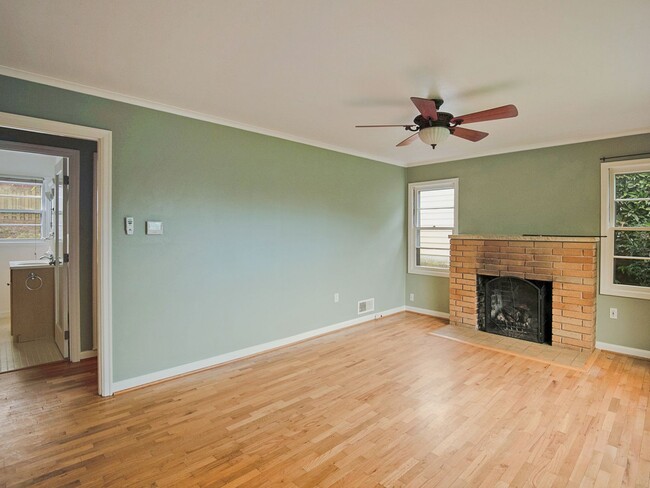 Building Photo - Wonderful 2-bdr/1-bath house in Cully—Larg...