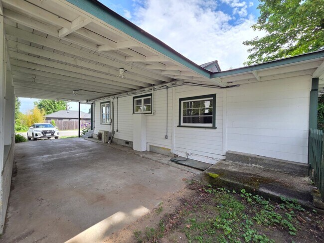 Foto del edificio - Sweet Home on Spring Street! 2 Bed, 1 Bath w/ Fenced Yard & Carport!