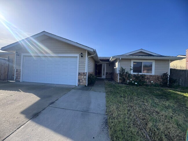 Building Photo - 3 Bedroom Home with RV Parking!