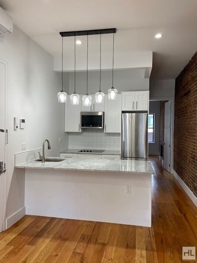 Building Photo - VANDERBILT AVENUE / Renovated 1-Bedroom in...