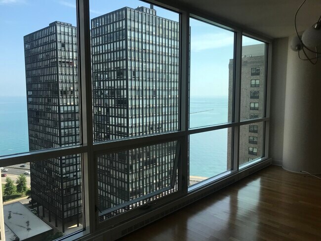 Foto del edificio - 250 E PEARSON St