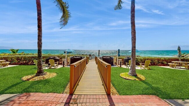 Building Photo - 1149 Hillsboro Mile